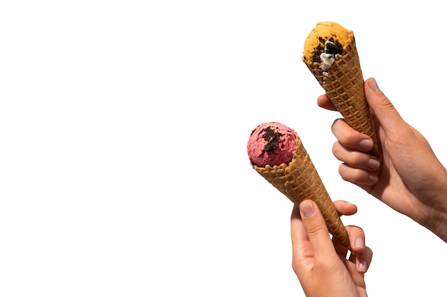 Bodegón de galletas y helado aislado