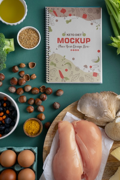 Bodegón de ingredientes de la dieta cetogénica con maqueta de cuaderno