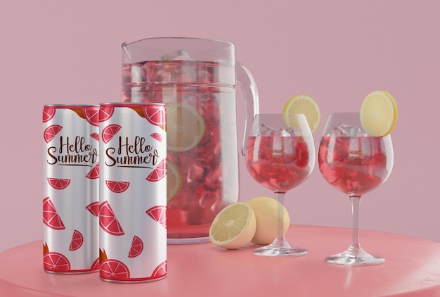 Boissons d'été sur la table avec un fond rose