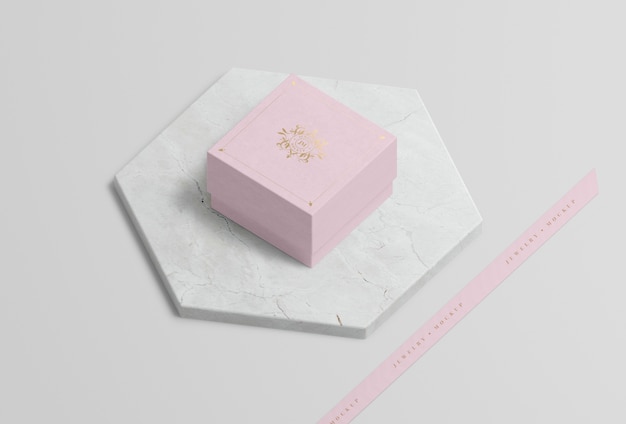 PSD boîte à bijoux rose sur marbre avec symbole doré