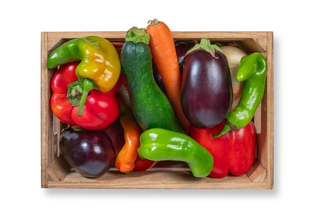 Boîte en bois pleine de légumes frais vue de haut