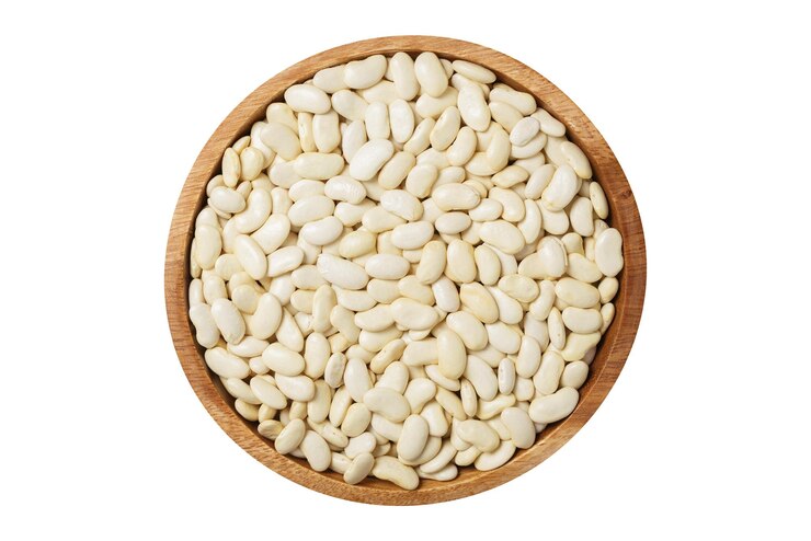 PSD bol de haricots blancs secs isolés sur un fond transparent vue de haut