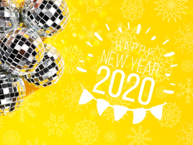Bolas de Natal elegantes prata com ano novo 2020 e guirlanda