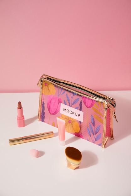 Bolsa de higiene pessoal com cosméticos e itens de beleza necessários