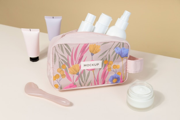 Bolsa de higiene pessoal com cosméticos e itens de beleza necessários