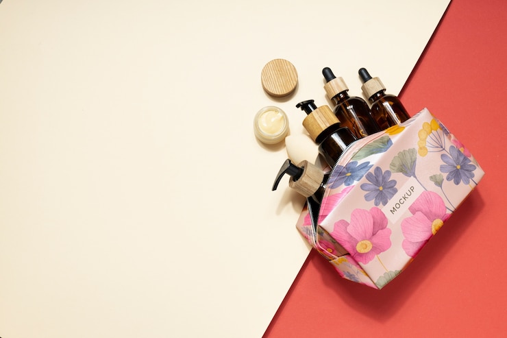 PSD bolsa de higiene pessoal com cosméticos e itens de beleza necessários