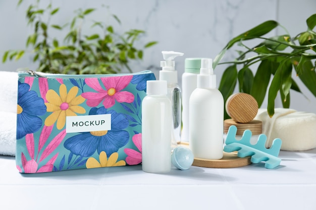 Bolsa de higiene pessoal com cosméticos e itens de beleza necessários
