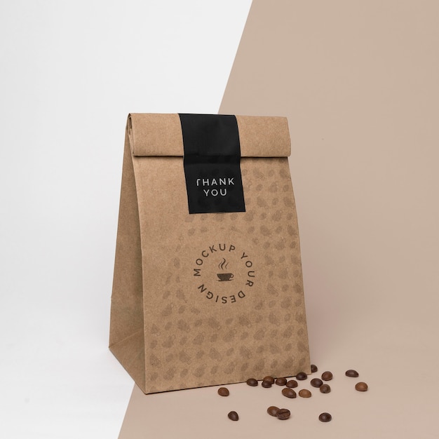 Bolsa de papel con maqueta de café