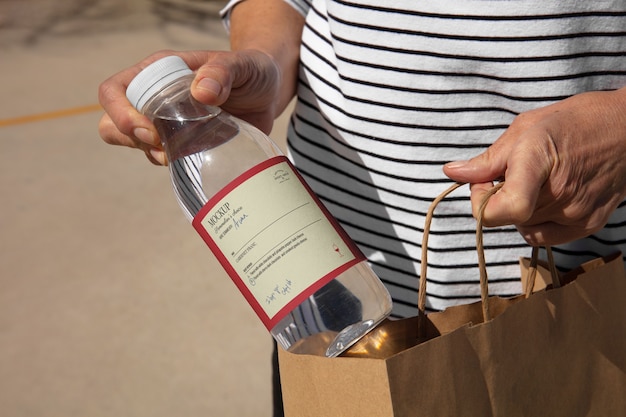 Bolsa de papel con modelo de botella