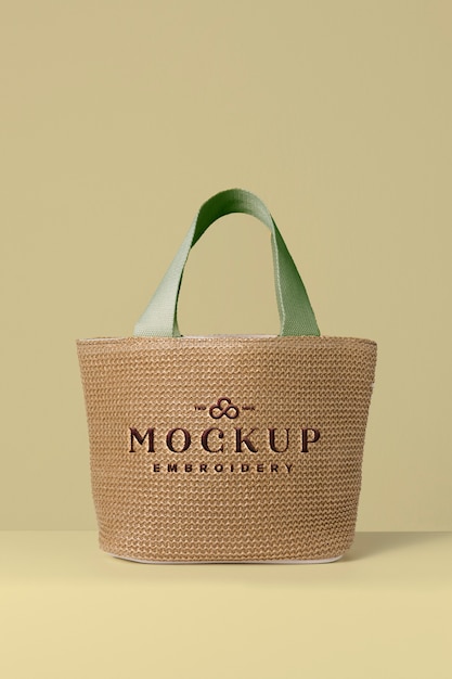 Bolso con maqueta de texto bordado