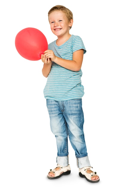 Bonheur petit garçon souriant et tenant le portrait en studio ballon