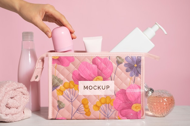 Borsa da toilette con cosmetici e articoli di bellezza necessari