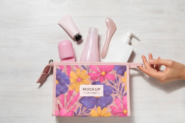 Borsa da toilette con cosmetici e articoli di bellezza necessari