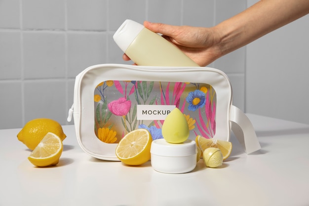 Borsa da toilette con cosmetici e articoli di bellezza necessari