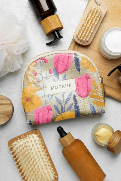 Borsa da toilette con cosmetici e articoli di bellezza necessari