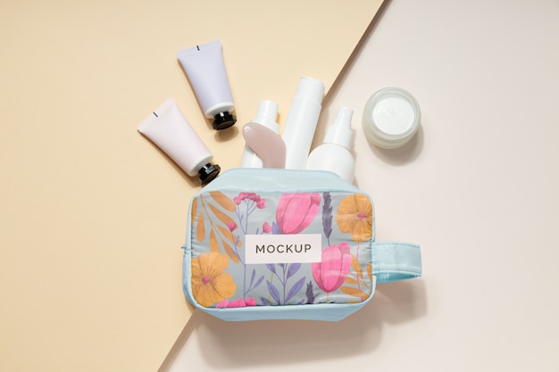 Borsa da toilette con cosmetici e articoli di bellezza necessari