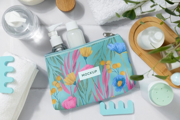 Borsa da toilette con cosmetici e articoli di bellezza necessari
