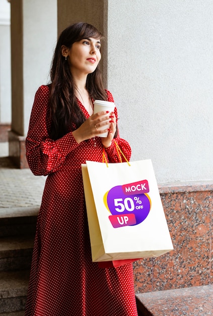 Borsa e tazza di caffè della holding della donna del colpo medio