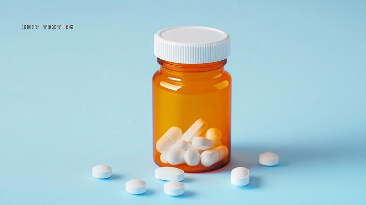 PSD botella de ámbar con pastillas blancas derramadas sobre un fondo azul claro