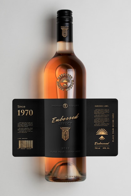 Botella de bebida alcohólica con etiqueta y efecto logo.