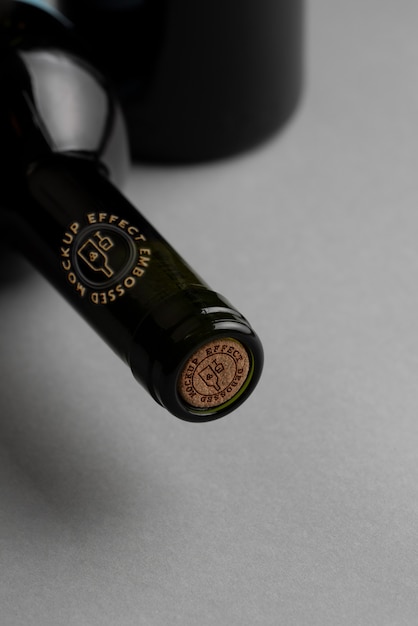 Botella de bebida alcohólica con etiqueta y efecto logo.