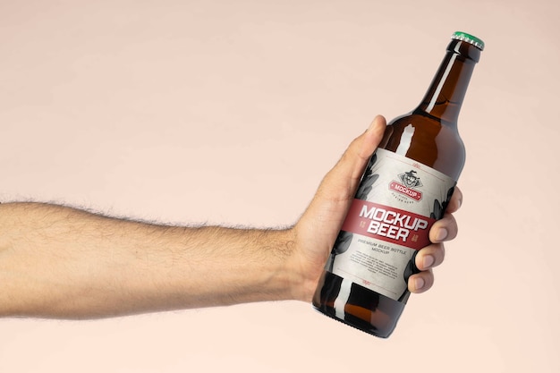 PSD botella de cerveza con maqueta de etiqueta