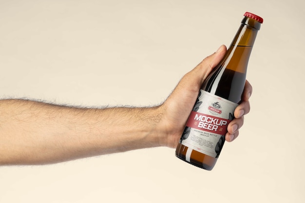 Botella de cerveza con maqueta de etiqueta