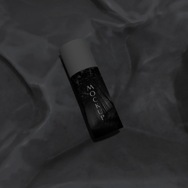 Botella cosmética negra de lujo con roca.