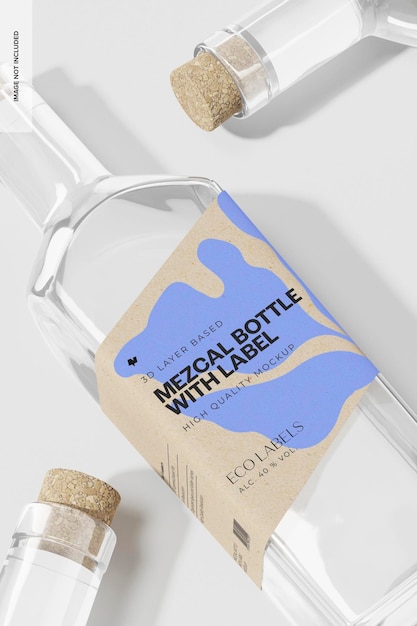 Botella de mezcal con maqueta de etiqueta, primer plano