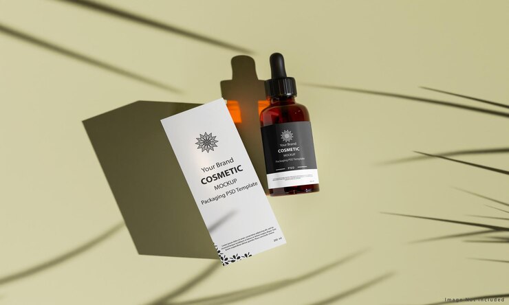 Una botella de producto de belleza junto a una caja blanca de líquido.