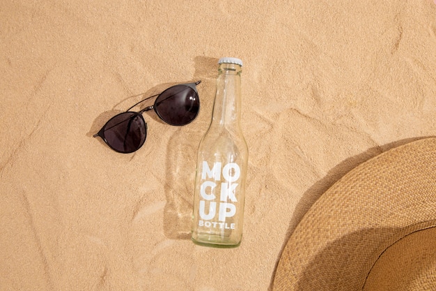 Botella de refresco vista superior en la playa