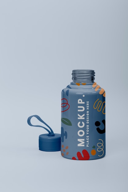 Botella reutilizable con fondo azul.