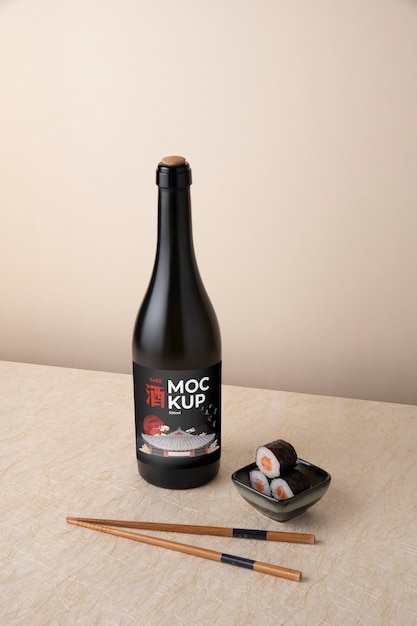 PSD botella de sake japonés con sushi