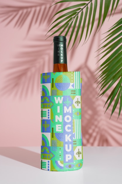Botella de vino envuelta en papel y hojas.