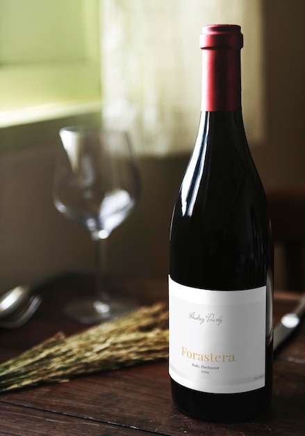 Botella de vino tinto en una mesa de madera