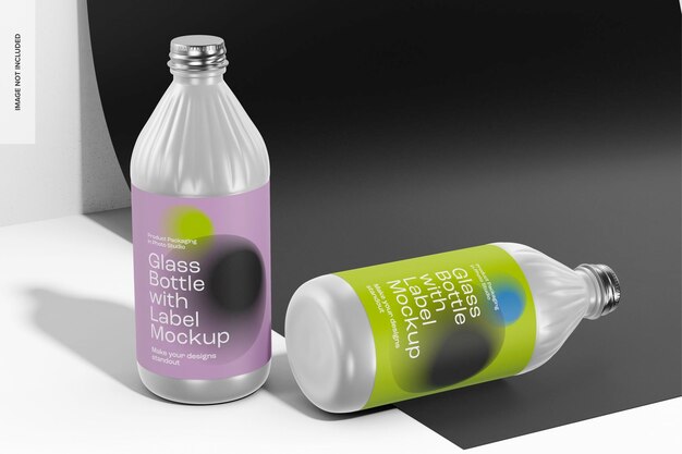 Botellas de vidrio con maqueta de etiqueta, de pie y caídas
