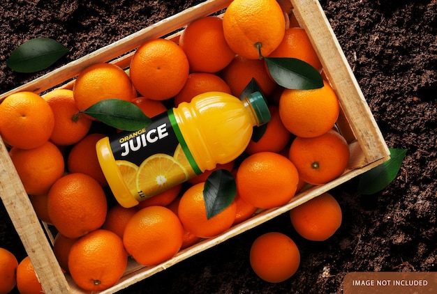 Bottiglia di succo d'arancia su scatola di arance