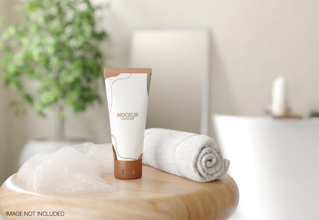 Bottiglia di tubo cosmetico su uno sgabello di legno nel bagno