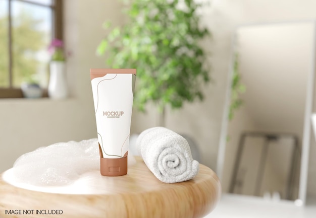 Bottiglia di tubo cosmetico su uno sgabello di legno nel bagno