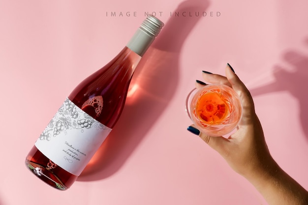 Bottiglia di vino rosato mockup su sfondo rosa