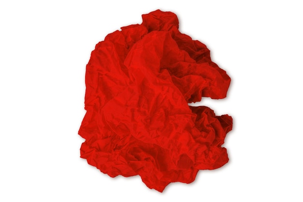 PSD une boule de papier rouge déchirée et froissée sur un fond blanc.