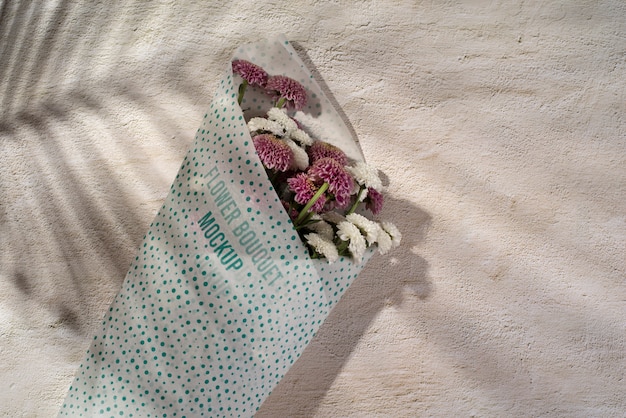 PSD bouquet de chrysanthèmes avec maquette de papier d'emballage