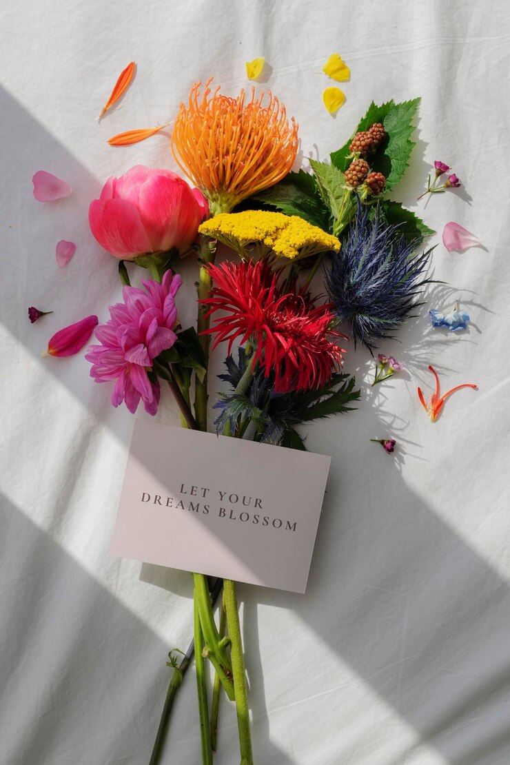 PSD bouquet di fiori colorati su un lenzuolo bianco con un modello di carta
