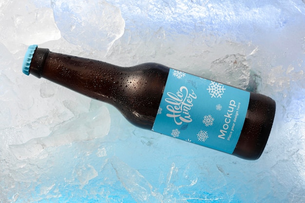 PSD bouteille de bière vue de dessus dans la neige