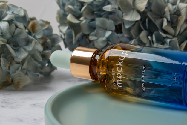 Bouteille de sérum et plantes