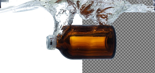 Bouteille de verre ambre Container cosmétique tomber dans l'eau claire avec bulle d'air Container de traitement cosmétique chuter dans l' eau claire de fraîcheur Fond blanc élément de congélation isolé