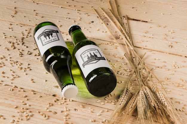 Bouteilles De Bière En Gros Plan Sur Une Table En Bois