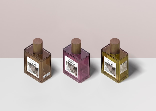 Bouteilles De Parfum Alignées Sur Table