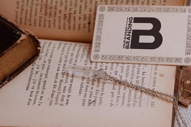 BRANDING LOGO AUF KARTE MIT BUCH