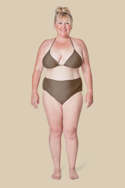 Braune Bikini-Mockup für Frauen im Studio.